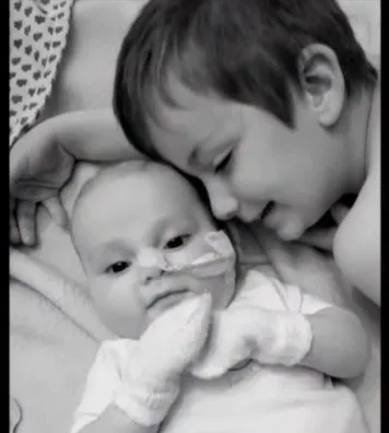 Peio con su hermano, en blanco y negro