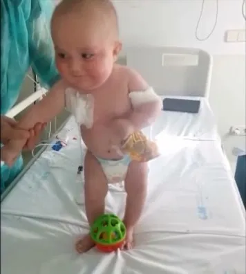 Peio de pie jugando con una pelota