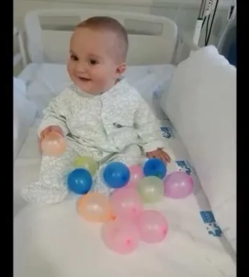 Peio jugando con globos de colores
