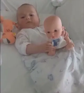 Peio con su muñeco