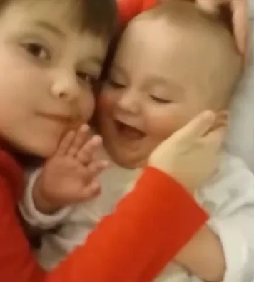 Peio abrazado por su hermano