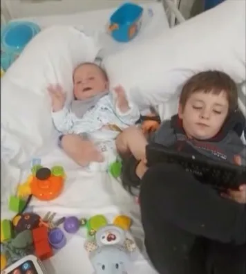 Peio y su hermano jugando en la cama