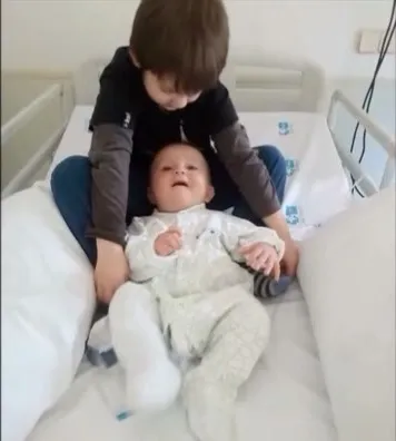 Peio abrazado por su hermano